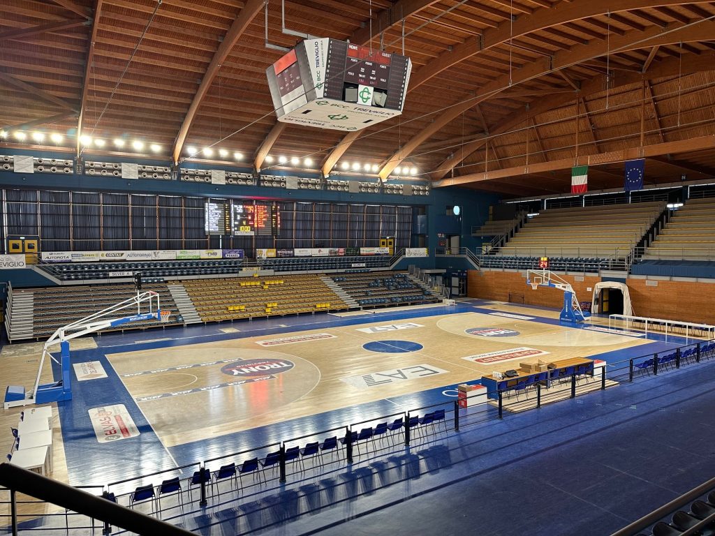 Il PalaFacchetti di Treviglio si rinnova dotandosi di due tabelloni FIBA Livello 1